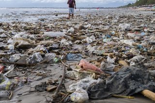 Des déchets, notamment en plastique, jonchent de plus en plus souvent les plages asiatiques, à l'image de celle de Kuta, à Bali, en Indonésie.
